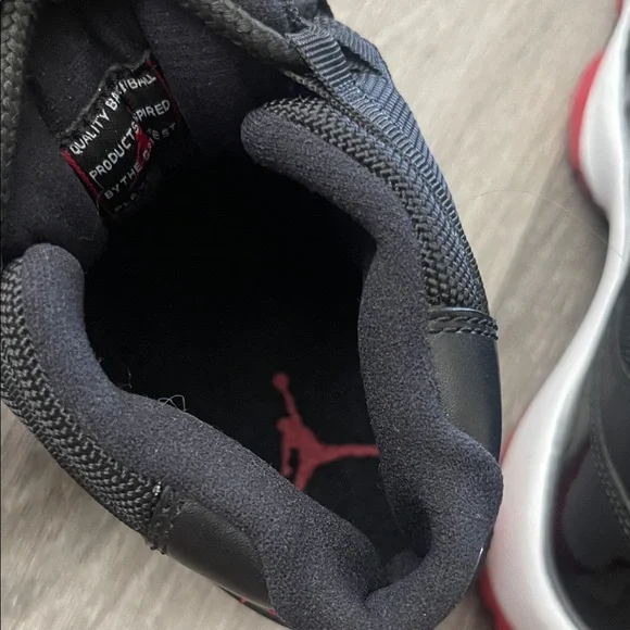 Jordan Athletic Shoes Black and Red - Picture 4 of 7